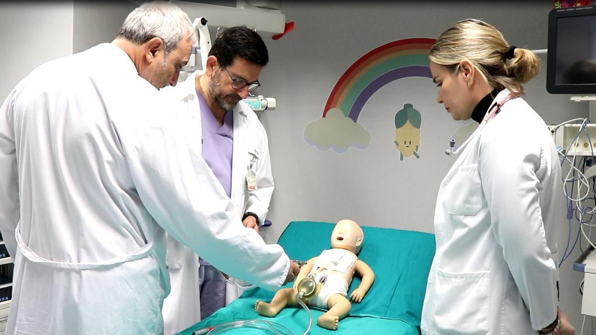 Varios médicos prueban un corazón mecánico en La Fe de València en una imagen de archivo