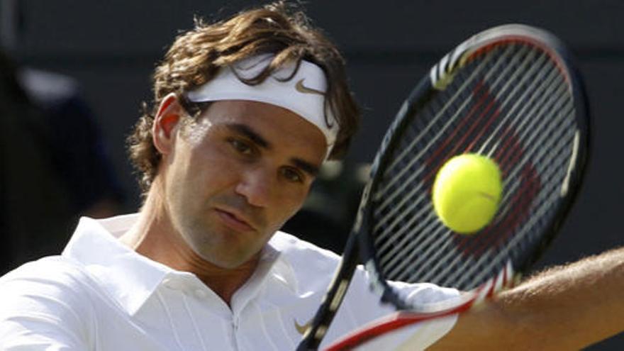 Federer devuelve una pelota al serbio Bozoljac