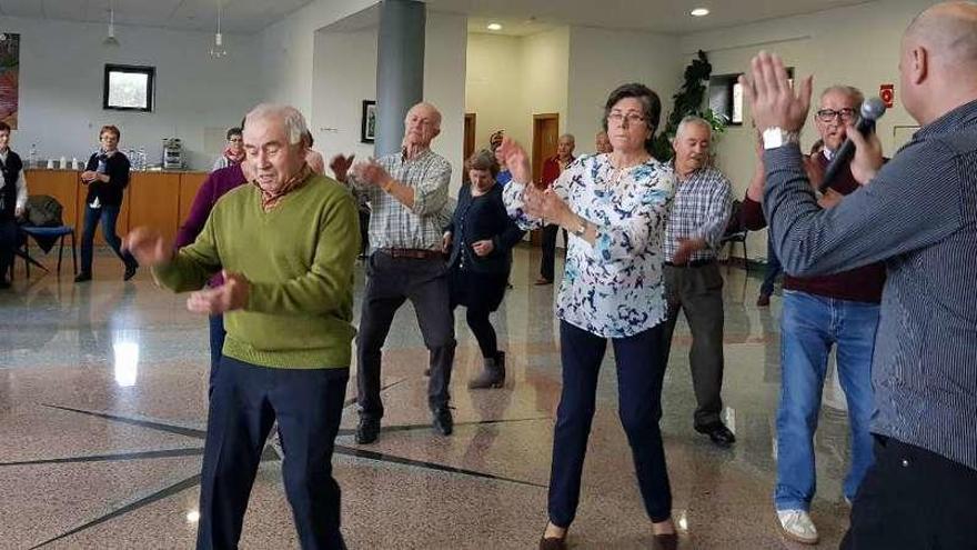 Carlos Manteiga pone la música en el baile de Vila de Cruces