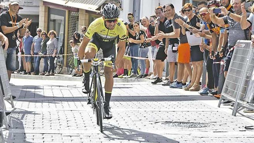 Miquel Carrió se levanta sobre la bici para afrontar los últimos metros de la prueba.