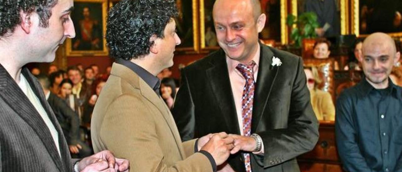 Una boda oficiada en la sala de plenos de Cort en 2005, tras la legalización del matrimonio gay.