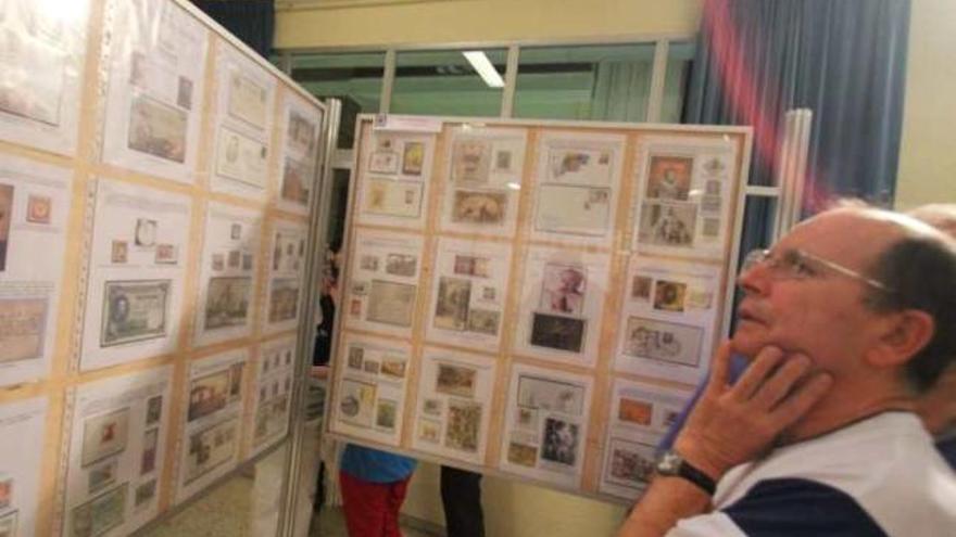 La exposición filatélica y numismática recorre la historia de Petrer a través de sellos y billetes.