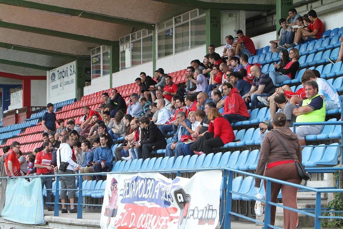 Aficionados del CD Ourense, en una de las reuniones en el estadio de O Couto organizadas por la plataforma SOS CD Ourense para tratar de encontrar una solución a la desaparición del equipo, en 2014.