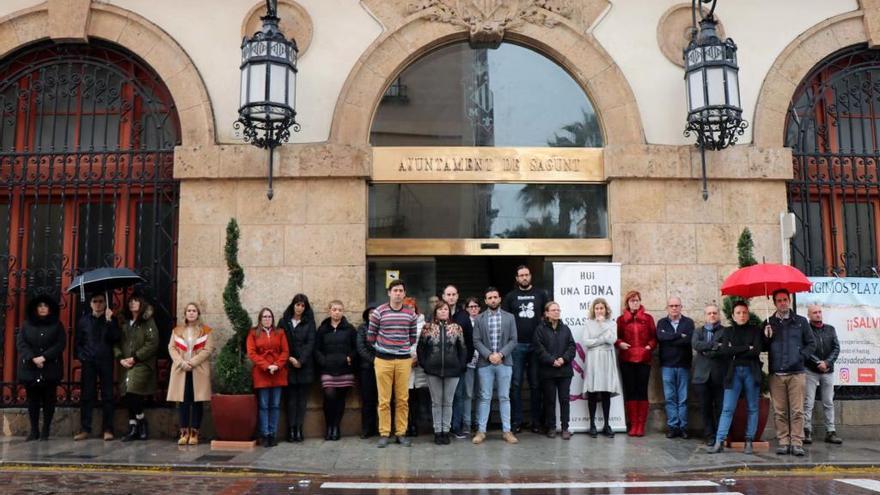 El alcalde, ediles, funcionarios y vecinos, durante la concentración.