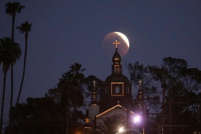El eclipse lunar desde Los Ángeles.