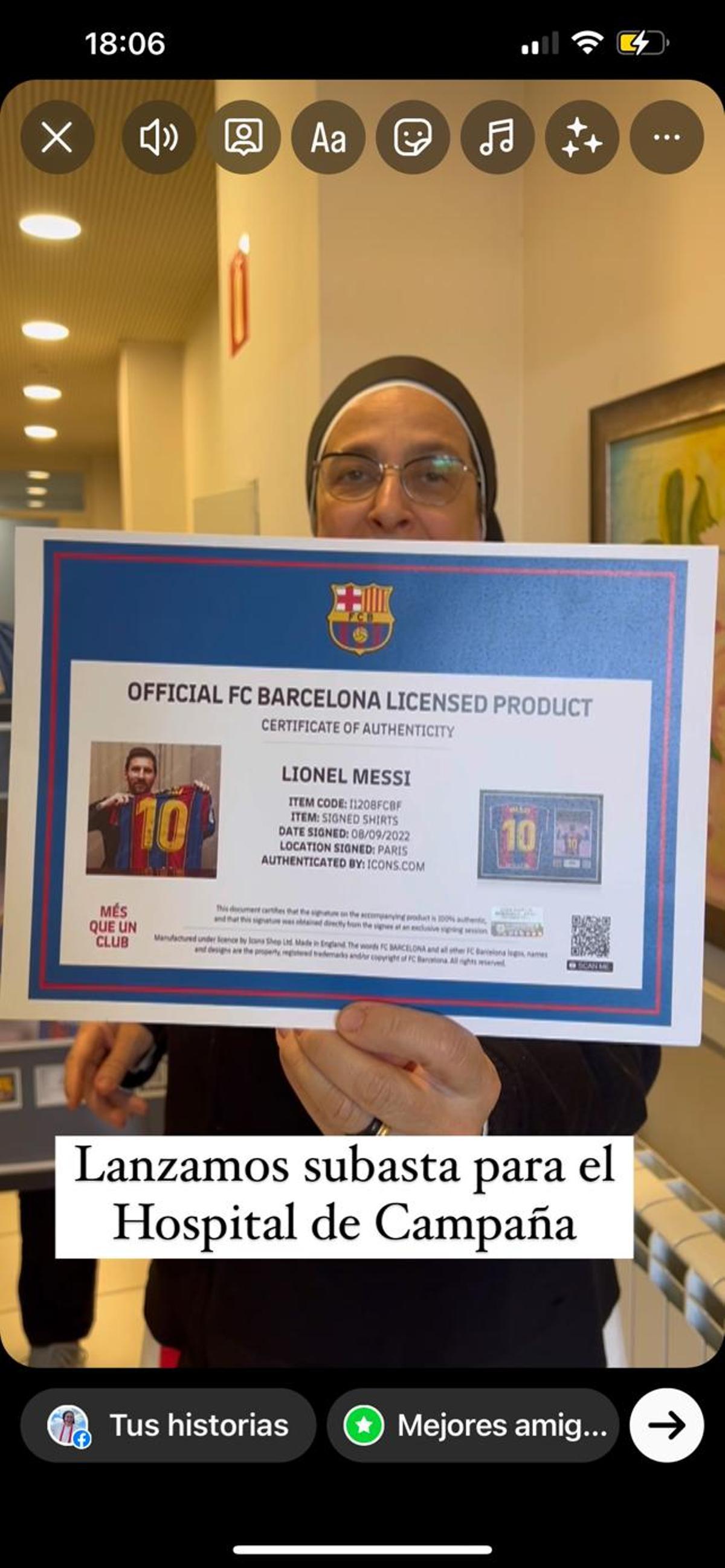 Sor Lucía amb el certificat d'autenticitat de la samarreta de Messi