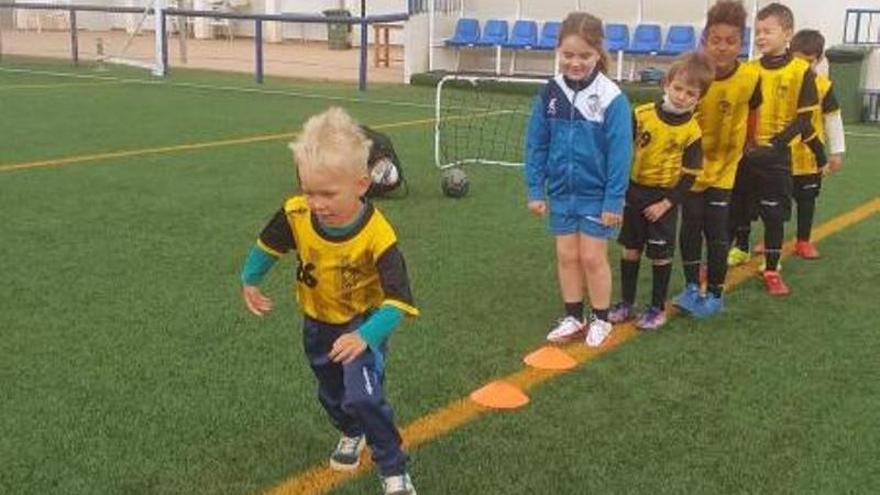 Niños ucranianos hallan consuelo en el deporte base