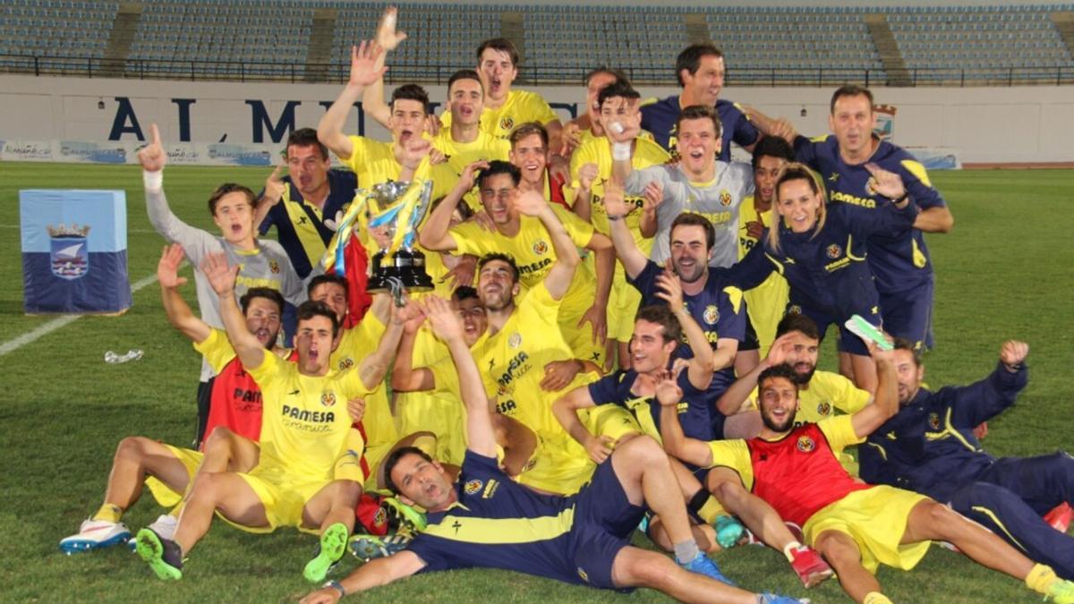El juvenil del Villarreal celebra su título de Copa de Campeones en 2015 con Calleja  (tumbado delante) y Femenías (a la izquierda) en plantilla