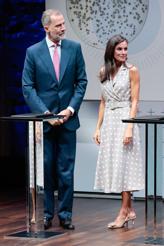 La reina Letizia combina un vestido de lunares de Laura Bernal con zapatos de tacón sensato de Isabel Abdo