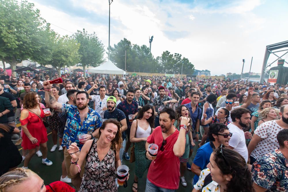 El plato fuerte de la primera jornada del festival fue la actuación de los británicos Foals al filo de la medianoche.