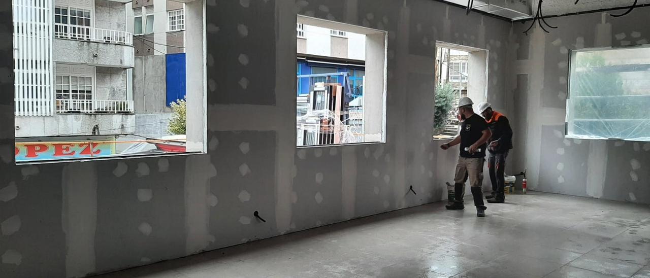 Los trabajos en el interior de una de las nuevas salas de la biblioteca de Bueu.