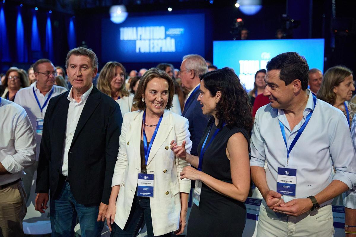 Archivo - El presidente del PP, Alberto Núñez Feijóo, junto a Cuca Gamarra, Isabel Díaz Ayuso y Juan Manuel Moreno