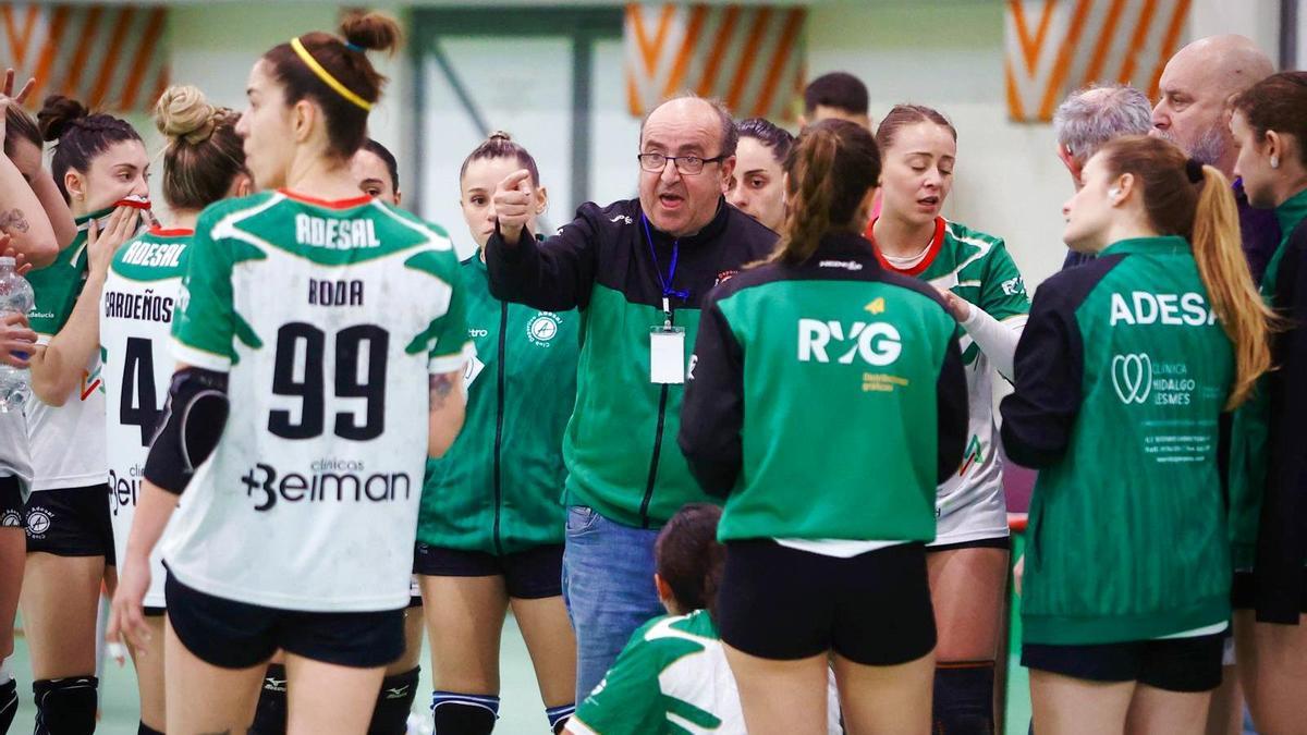 Rafa Moreno da instrucciones a sus jugadoras.