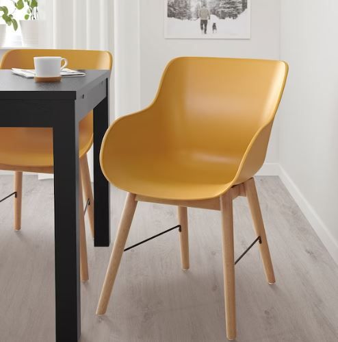 Nueva silla de Ikea en un  precioso color amarillo