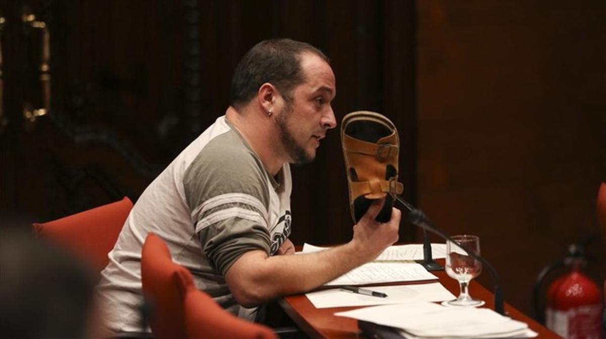 David Fernàndez, el 11 de noviembre del 2013, en la comisión de bancos y cajas. Llevaba una sudadera con el lema ’Antifa’, pero su lema central aquel día fue la zapatilla que le mostró a Rodrigo Rato.