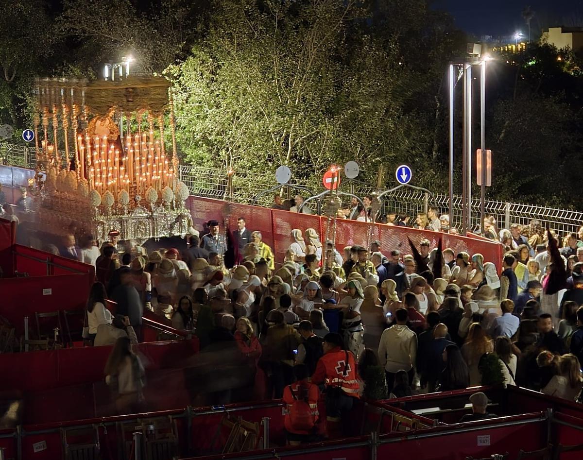 Voluntarios de Cruz Roja al paso de una cofradía durante esta Semana Santa en Córdoba.