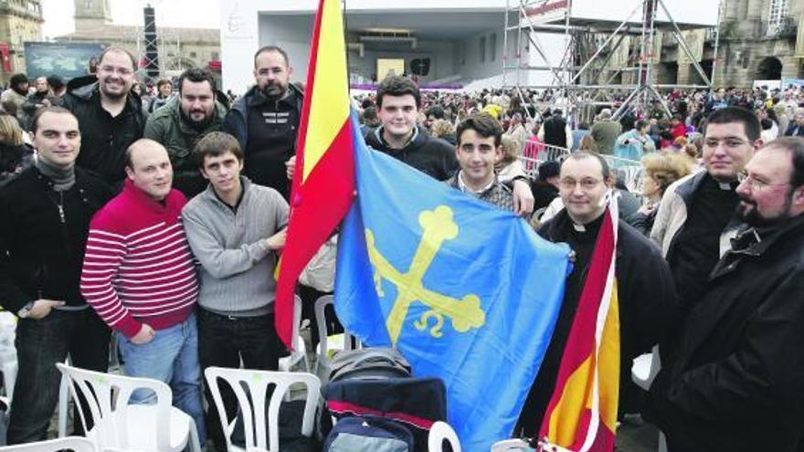 El rector del Seminario de Oviedo, Díaz Pieiga -tercero por la derecha-, con sacerdotes y seminaristas asturianos.