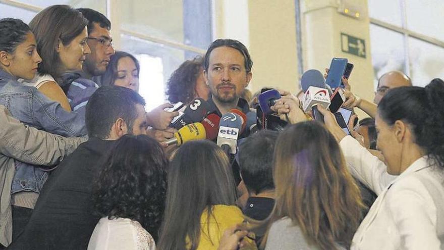 Pablo Iglesias atiende a los medios de comunicación, ayer en Madrid tras celebrarse la reunión del Consejo Ciudadano de Podemos. // Efe