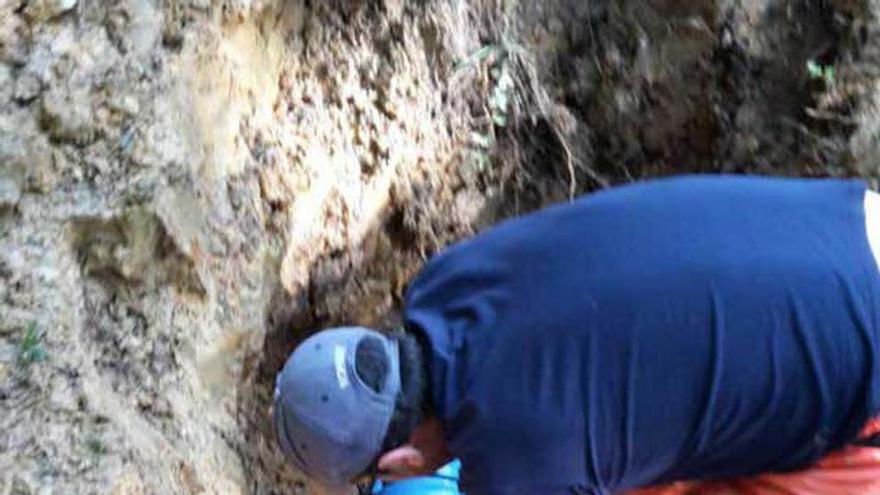 Un operario, arreglando la avería, ayer.