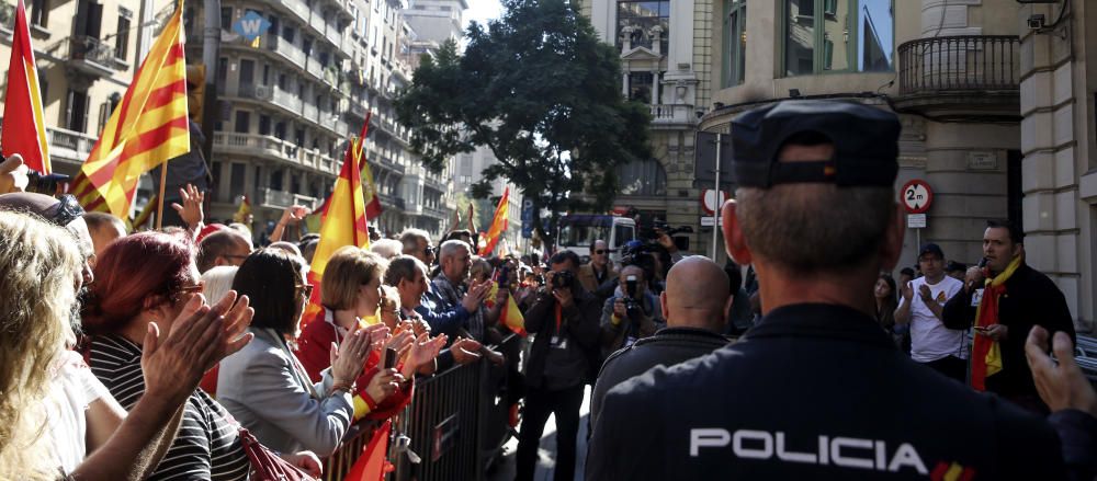 Milers de persones es manifesten a favor de la unitat d'Espanya a Barcelona