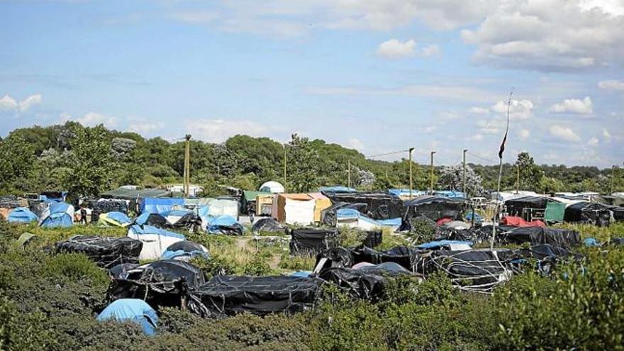 Vista del campament d&#039;immigants a Calais conegut com La Jungla