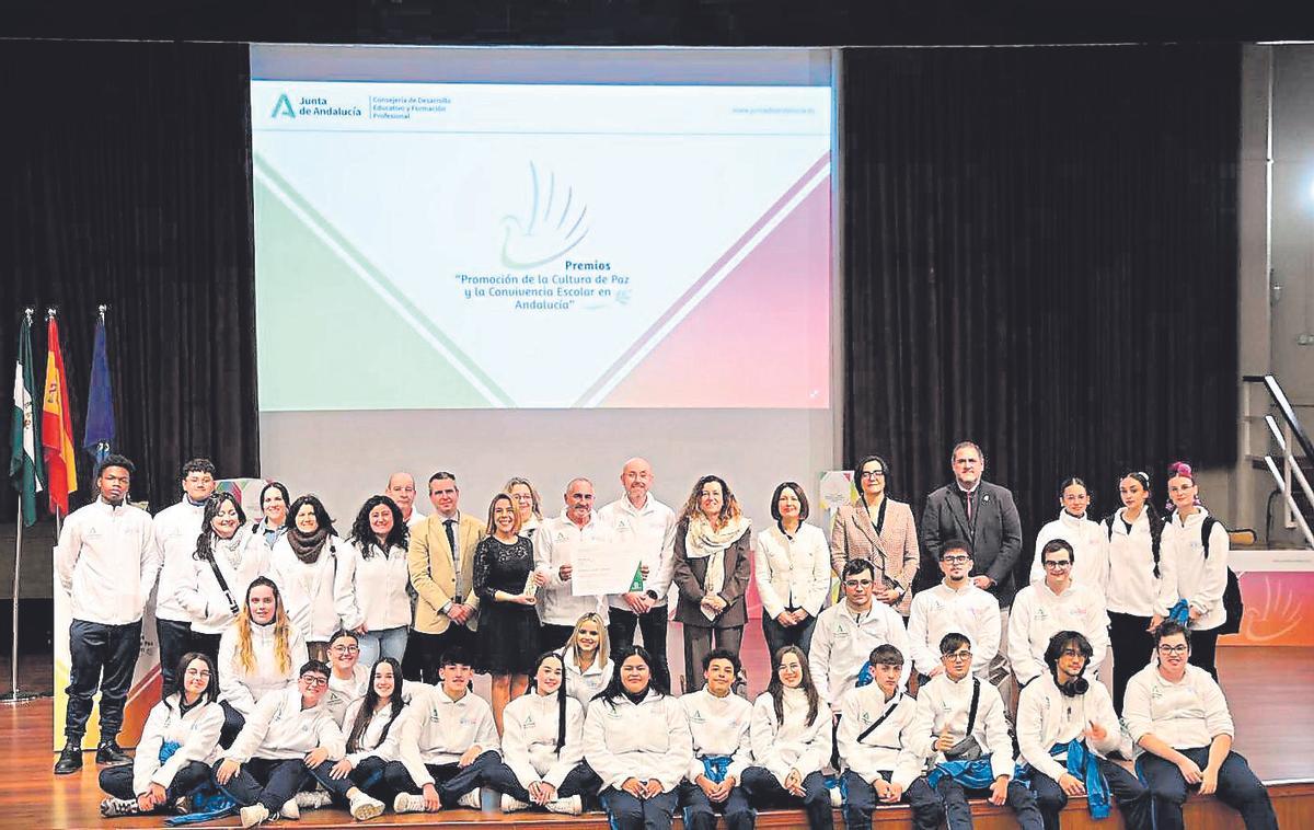 Recogida del premio por parte de representantes de la residencia escolar La Aduana.