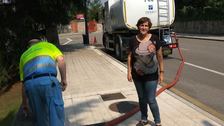 Ana Rivas, ayer, junto al punto de recogida del agua.