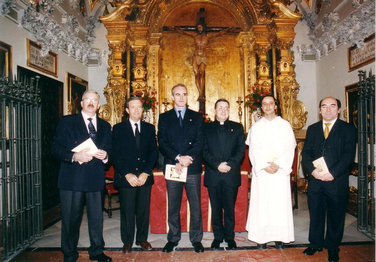 Presentación del primer libro de la Colección ‘La Saeta’ Libros Cofrades en 2001, en la capilla del Cristo del Perdón, con Andrés Camino y Jesús Castellanos.