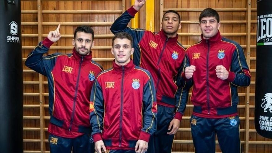 Quiles, a la izquierda, junto al resto del equipo español de boxeo