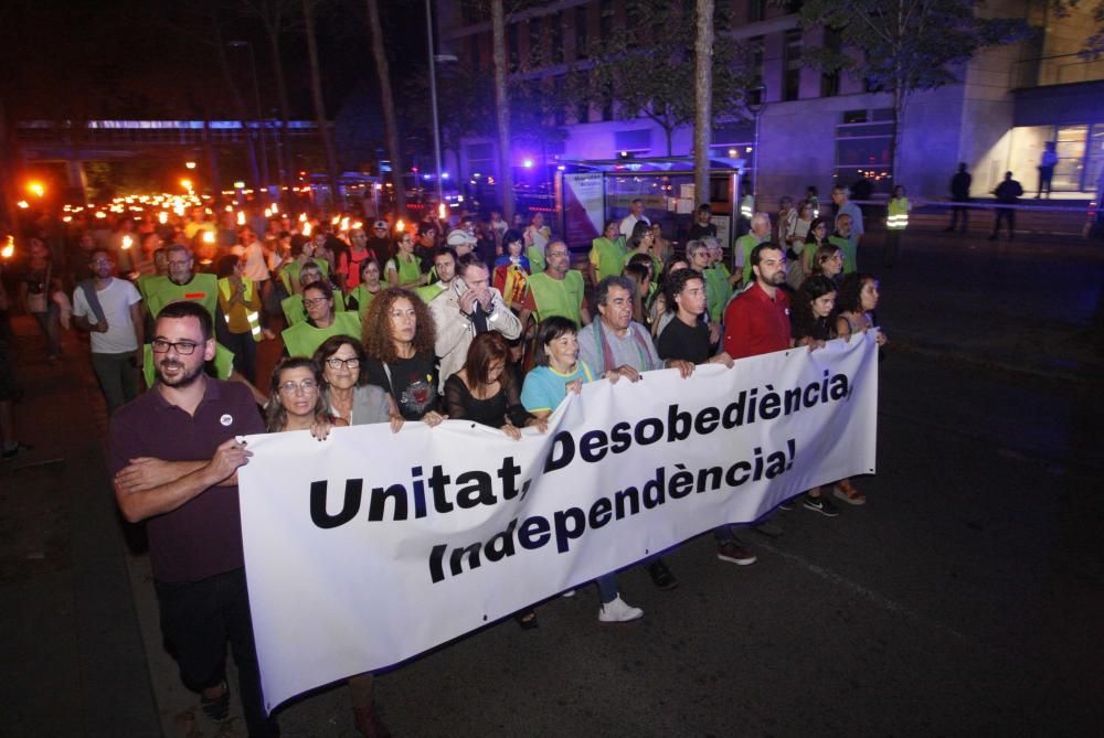 Marxa de torxes a Girona per commemorar el segon aniversari del referèndum de l'1-O