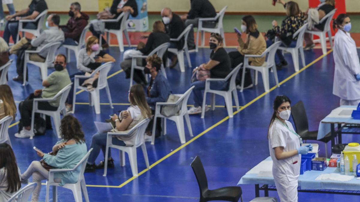 Vacunación de profesores en el pabellón Esperanza Lag de Elche