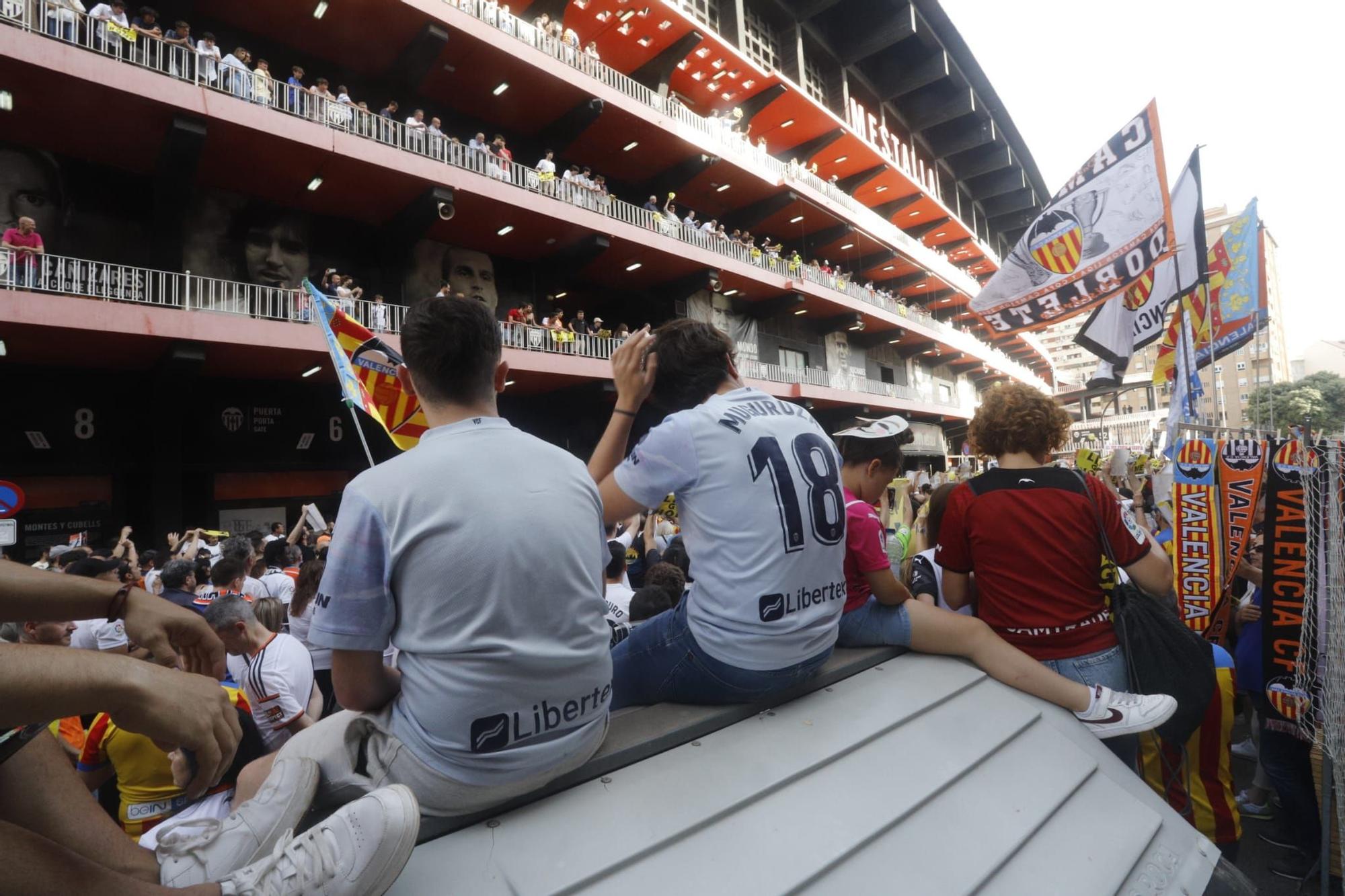 La afición del Valencia CF grita contra Meriton