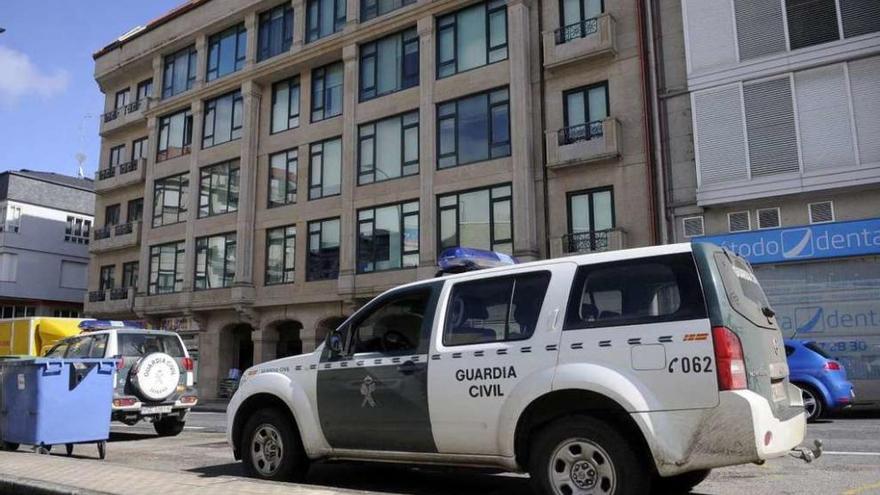 Registro de la Guardia Civil en la sede de Vidal Armadores en Ribeira, el lunes.