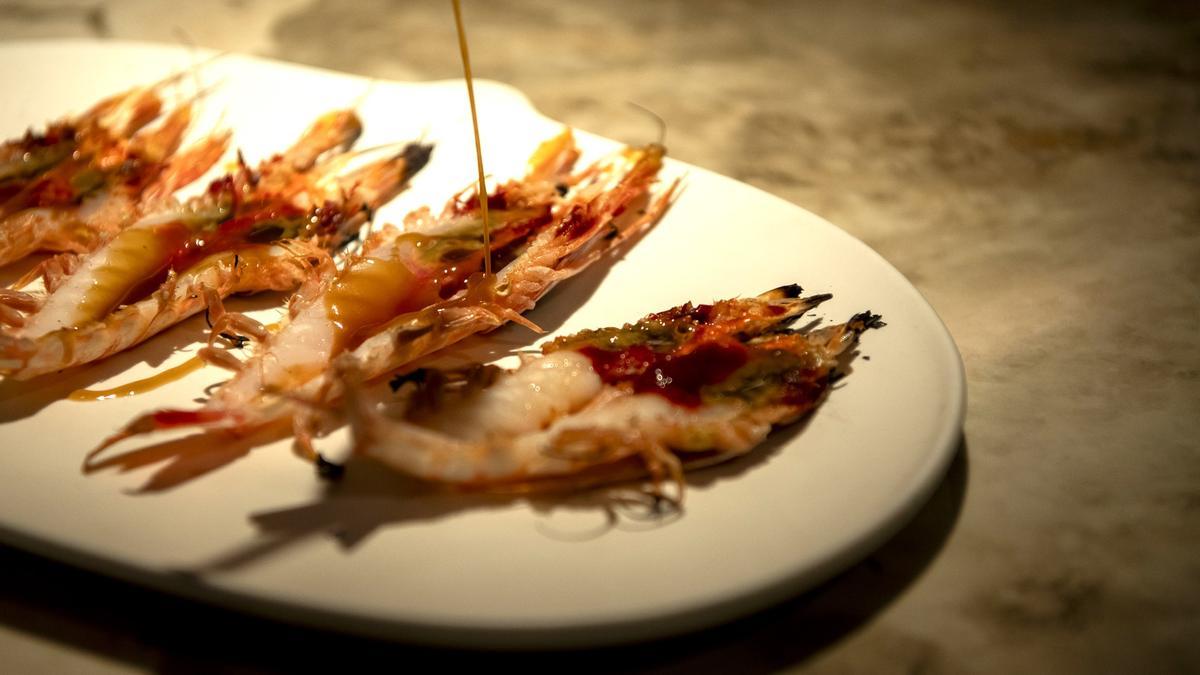 Las gambas con jugo de pollo de Compartir Barcelona.