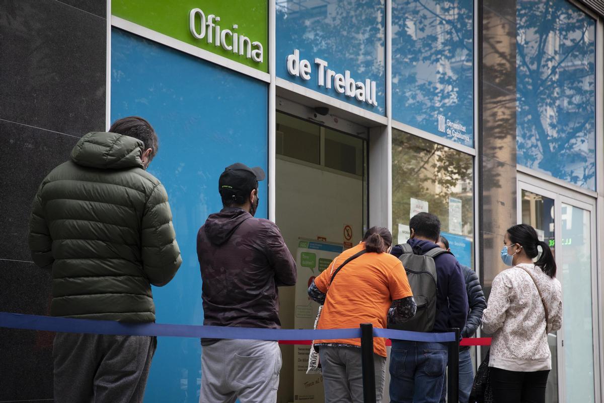 Cola delante de una de las oficinas de Treball de la Generalitat.