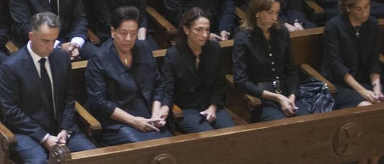 Vicente Sala, su madre y sus tres hermanas en una imagen tomada en el funeral de su padre en el verano de 2011.