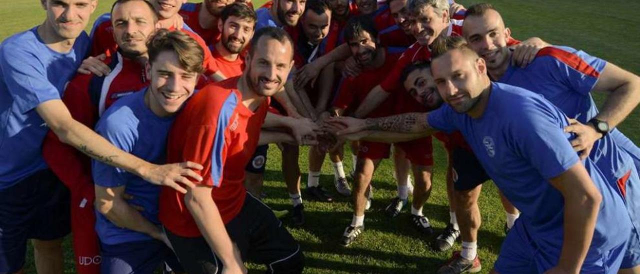 Los jugadores de la UD Ourense, antes del entrenamiento de ayer en O Couto. // Brais Lorenzo