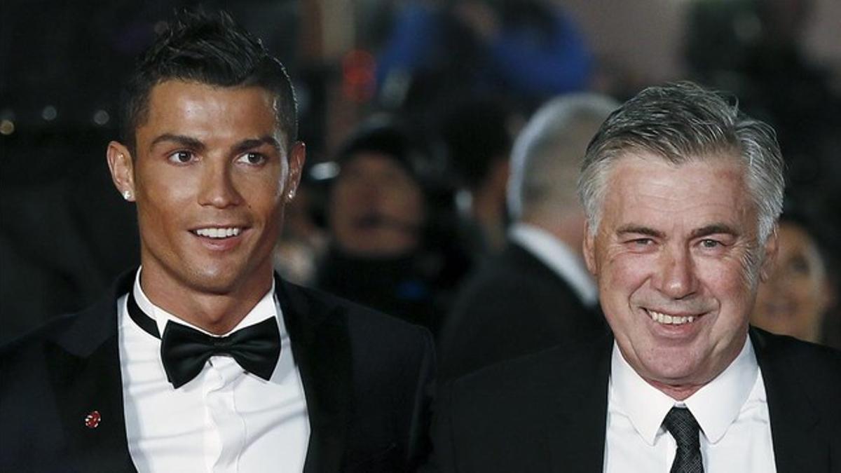 Cristiano Ronaldo posa junto a Carlo Ancelotti en la presentación de la película del portugués en Londres.