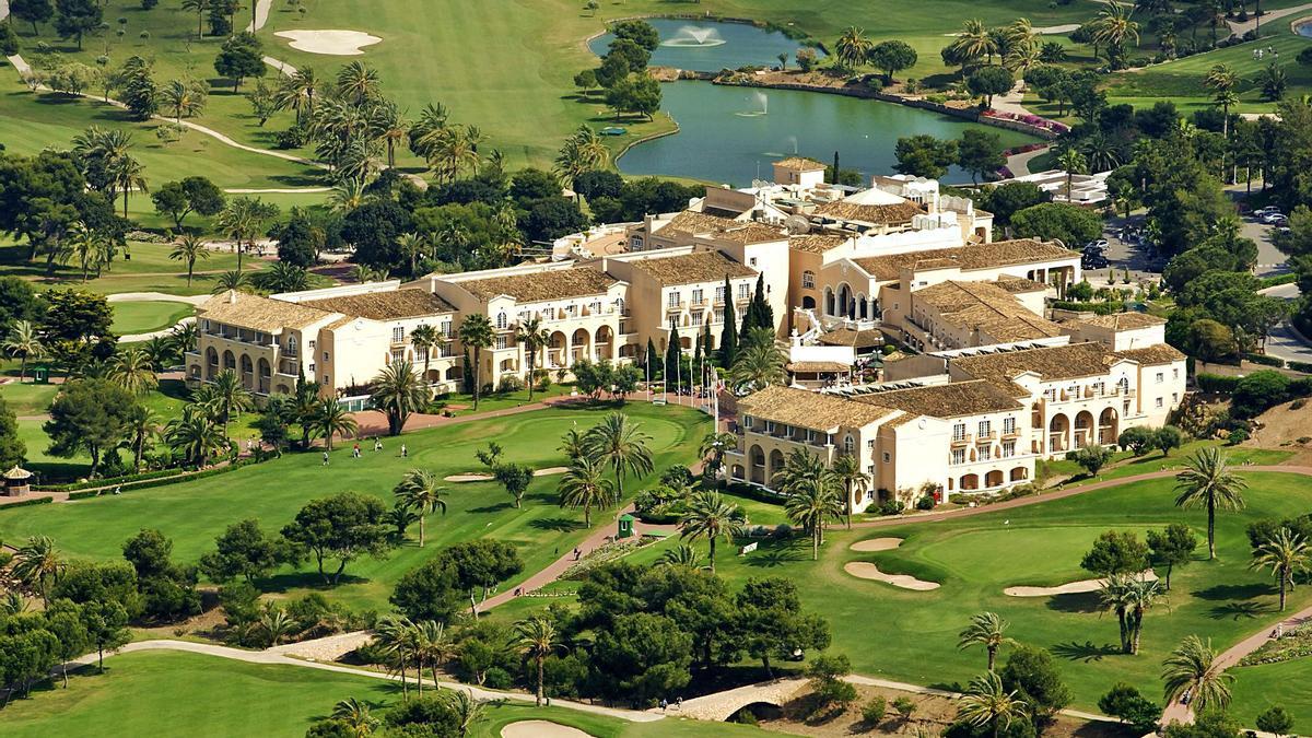 El hotel Príncipe Felipe,
que está dentro del
complejo La Manga Club, 
abrirá el martes.