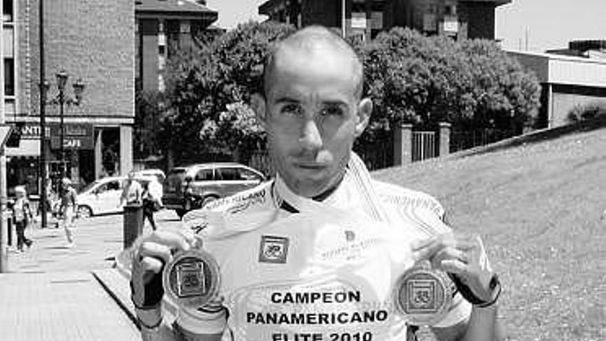 Oyarzun, con el maillot de campeón y las medallas de oro y plata, en Oviedo.