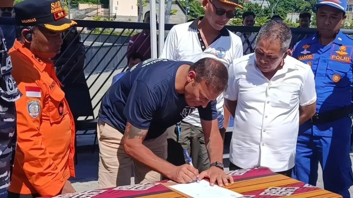El padre de Quique, durante el homenaje que rindieron ayer los rescatistas a las cuatro víctimas mortales dle naufragio.