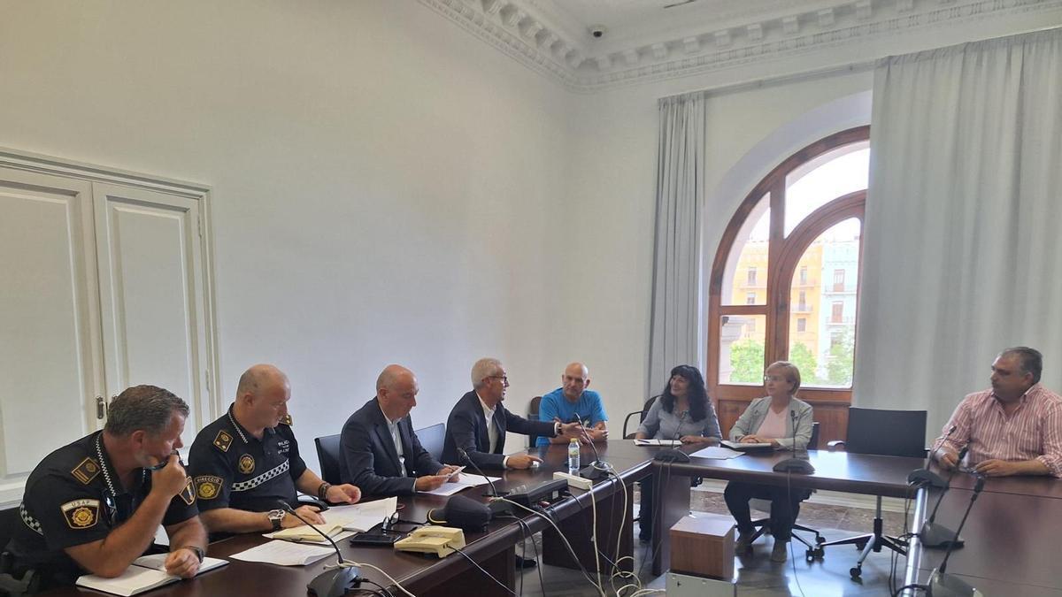 Reunión entre los ediles de Mercados y Policía Local de València con representantes de los mercadillos ambulantes