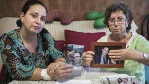 Familiares de uno de los pacientes con lesión medular que fueron tratados por la doctora Almudena Ramón.