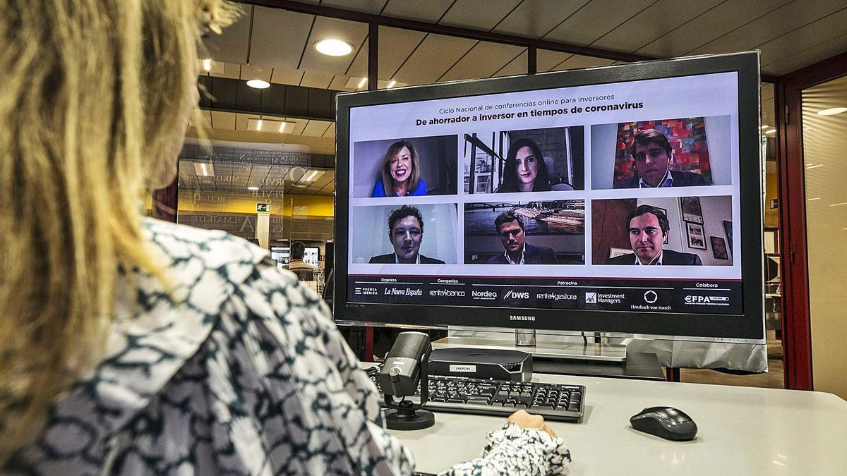 En la pantalla, los participantes en la jornada: de izquierda a derecha y de arriba abajo, la moderadora, Susana Criado; Carmen García, César Ozaeta, Jaime Franco, Luis Beltrami y Santiago Matossian.