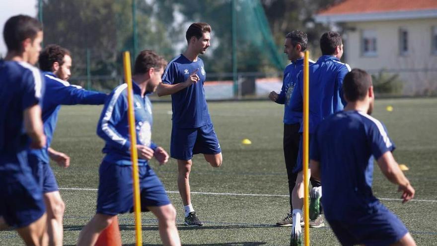 Bidari, en el centro de la imagen, realiza un estiramiento mientras conversa con Pablo Lago.