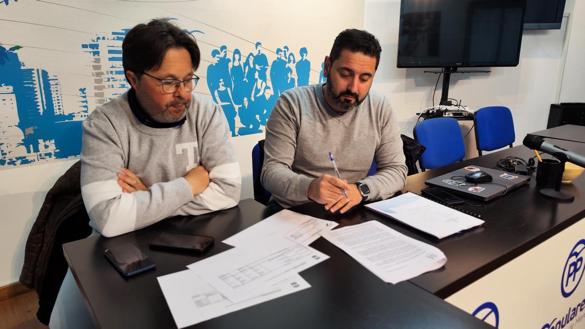 Enrique Muñiz y Fernando Hernández, en la sede del PP de Mieres. | A. Velasco