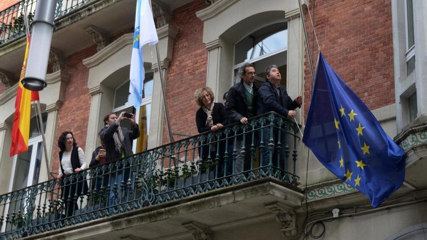 Lores arría la bandera de la UE en marzo de 2016. // G. S.