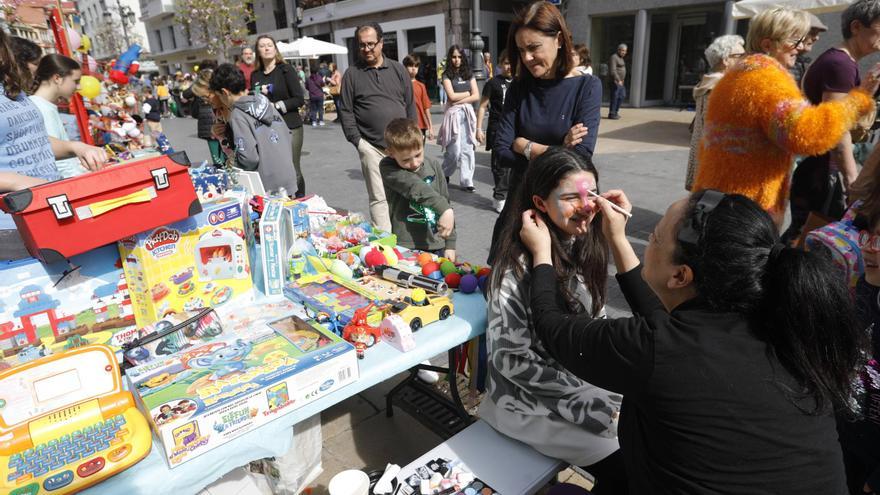 EN IMÁGENES: Así ha sido el mercadillo escolar de Avilés para recaudar dinero para su viaje de estudios al Bierzo