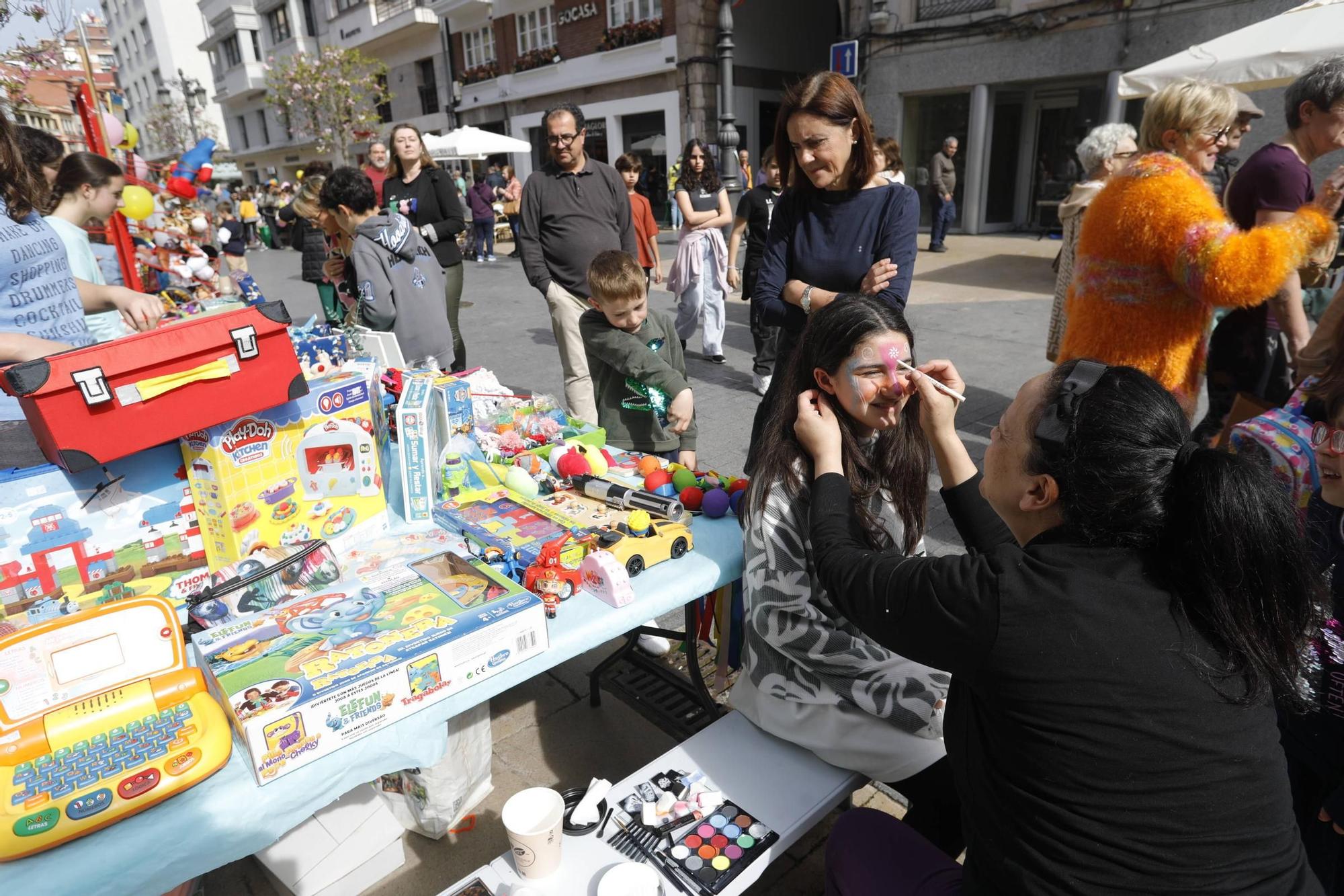 EN IMÁGENES: Así ha sido el mercadillo escolar de Avilés para recaudar dinero para su viaje de estudios