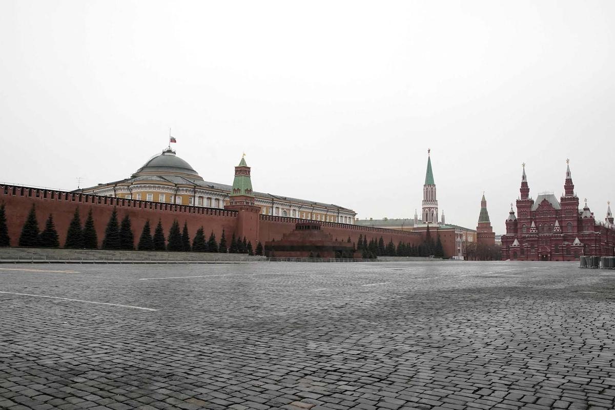 Estandartes a media asta y crespones negros, Rusia celebra un día de luto nacional.